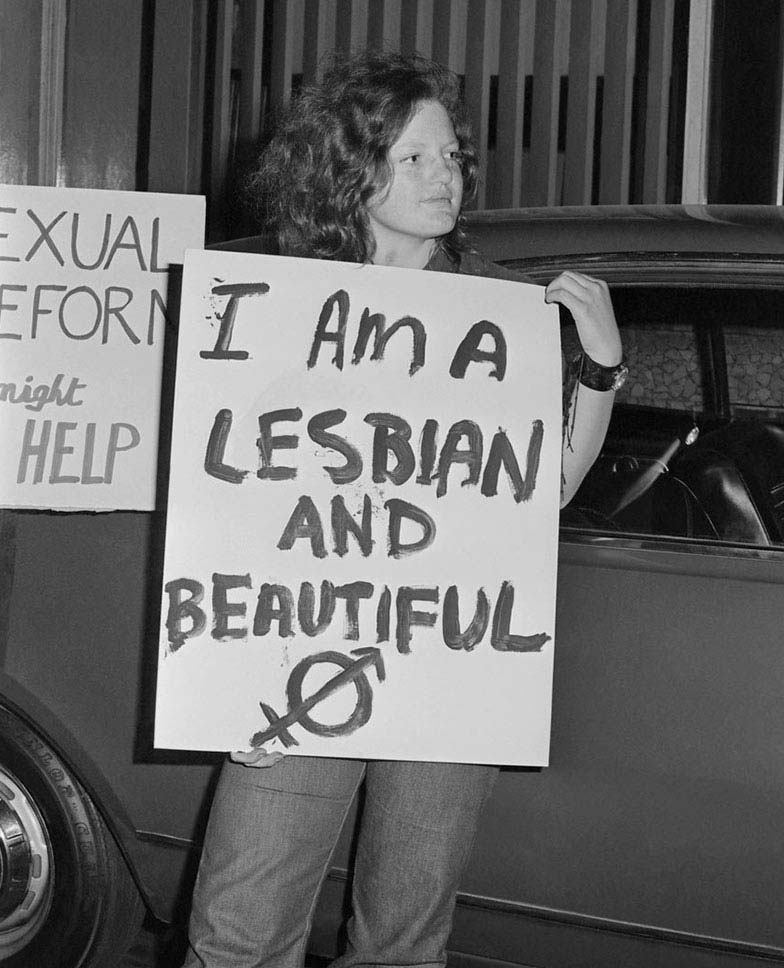 Mim Loftus with a placard ‘I am a lesbian and beautiful’, Sydney, 8 Oct 1971, Phillip Potter Collection (Photo: Phillip Potter)