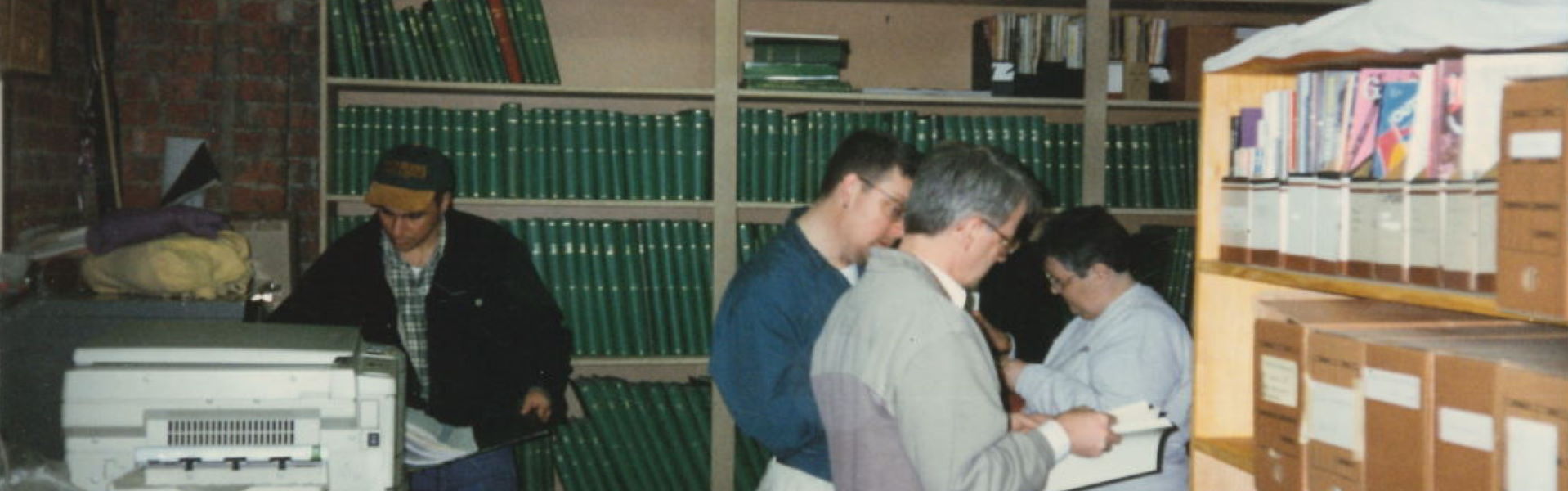 90-61h Graham Willett, Gary Jaynes and others, basement, 6 Claremont St, 1997 – Banner Web