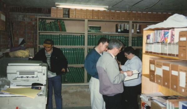 90-61h Graham Willett, Gary Jaynes and others, basement, 6 Claremont St, 1997 – Feature Web